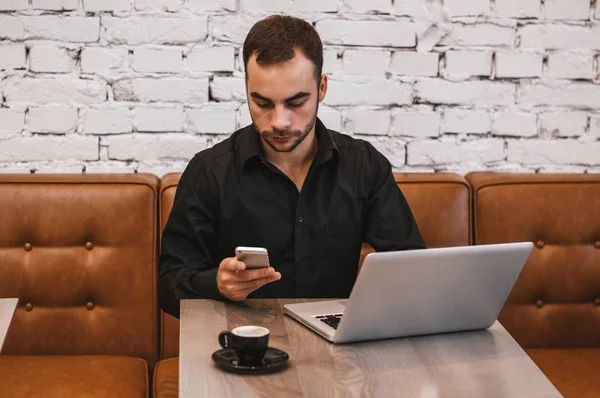 Young man sitting in coffee shop — Stock Photo, Image