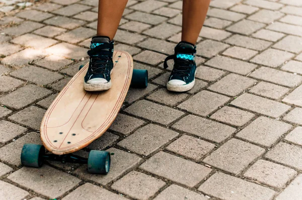 Mujer montando en longboard —  Fotos de Stock