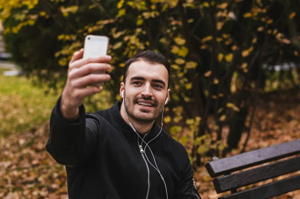 Hombre tomando selfie — Foto de Stock