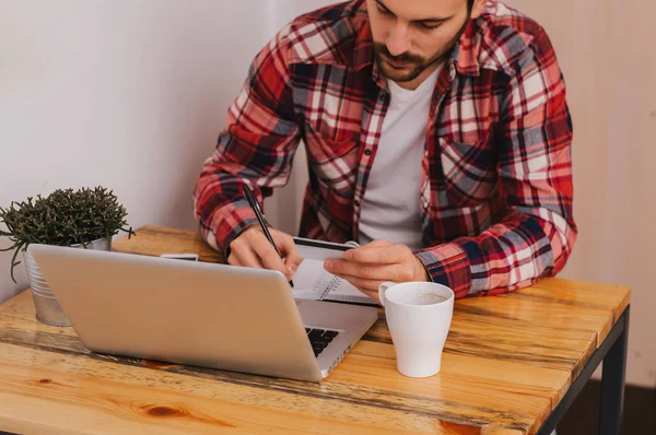 Dizüstü bilgisayar kullanan iş adamı 