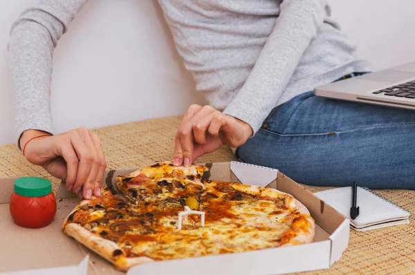 Mujer tomando pizza — Foto de Stock