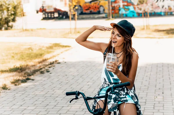 Frau mit Hut sitzt im Skatepark. — Stockfoto