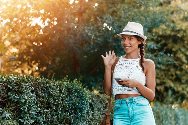 Mujer usando teléfono móvil — Foto de Stock