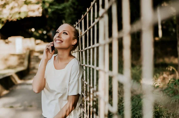 Blonde woman holding smartphone — Stock Photo, Image