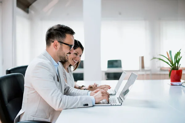 Equipo empresarial trabajando juntos —  Fotos de Stock