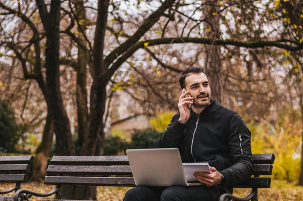 Hombre de negocios usando portátil — Foto de Stock