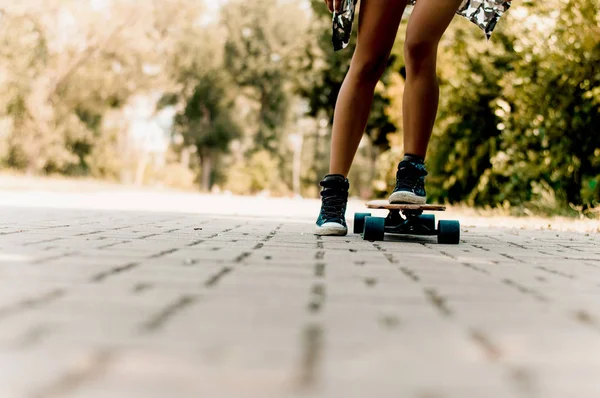 Mujer montando en longboard — Foto de Stock