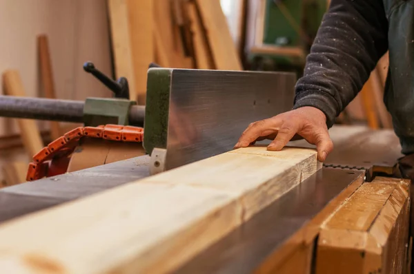 Tischler arbeitet mit Holz — Stockfoto