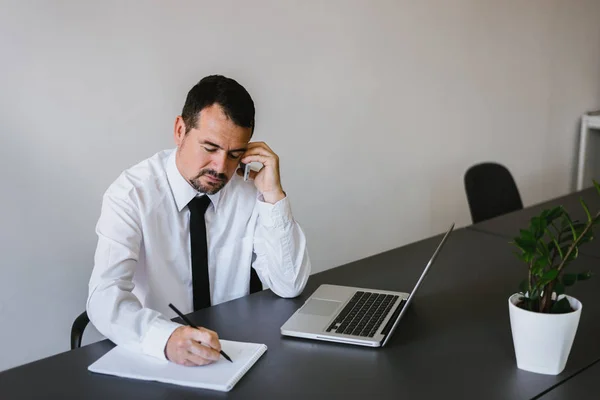 Manager making phone call — Stock Photo, Image