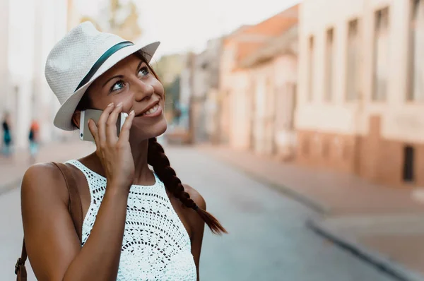 Mujer usando teléfono móvil — Foto de Stock