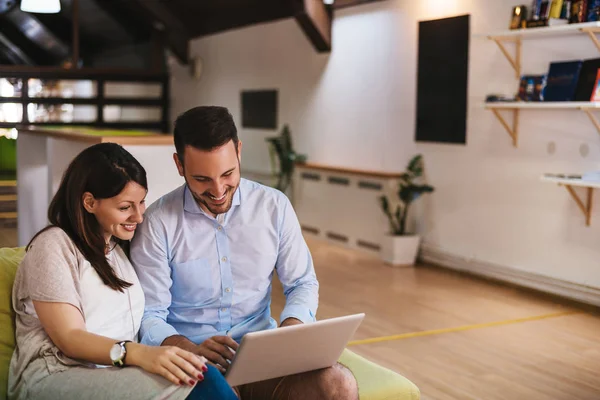 Gelukkig paar met laptop — Stockfoto