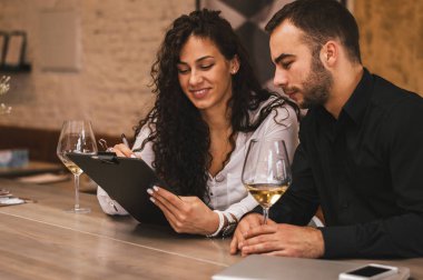 İş adamları kafede dinlendirici