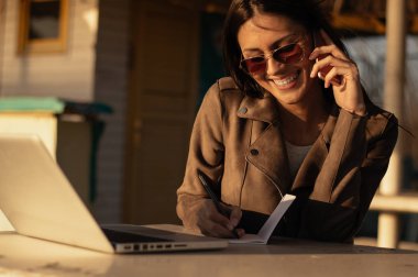 laptop ile çalışan kız 