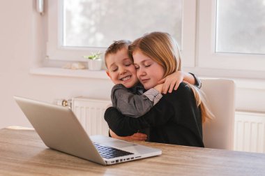 Bilgisayarda oynayan çocuklar