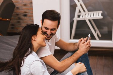 güzel çift telefon kullanma