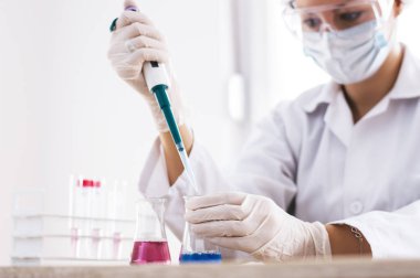 laboratuarda çalışan bilim adamı