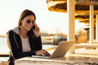 laptop ile çalışan kız 