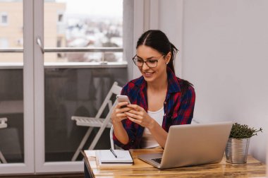 mutlu kız cep telefonunuzun ve 