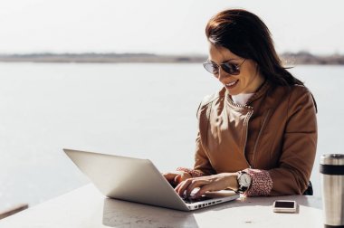 dizüstü bilgisayarda çalışan Yöneticisi