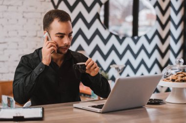 kafede oturan genç adam