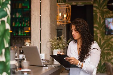 Dizüstü bilgisayarla çalışan kadın 