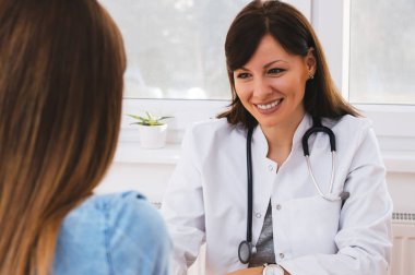 Doktor ve hasta hastanede.