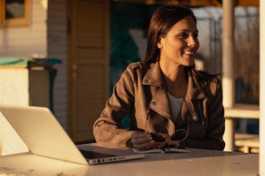 laptop ile çalışan kız 