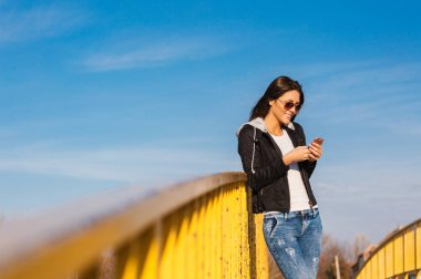 Cep telefonu kullanan kadın