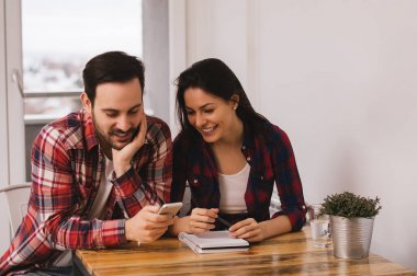 projede çalışan çift 