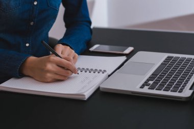 genç kadın yazılı notlar