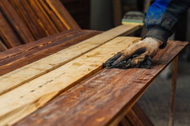 Marangoz tahtayla çalışıyor. 