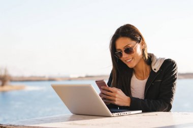 laptop ile çalışan kız 