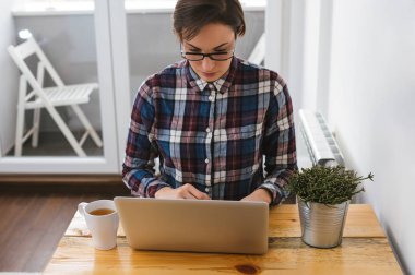 Ofis Masası çalışan kadın 