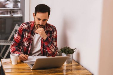 Dizüstü bilgisayarda çalışan adam 