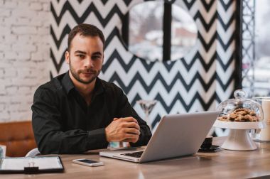 kafede oturan genç adam