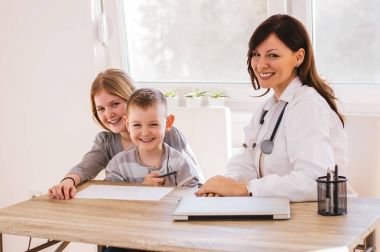 Doktor ve Kliniği'nde oynayan çocuklar