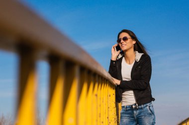 Cep telefonu kullanan kadın