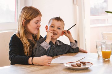Yemek masasında oturan çocuklar
