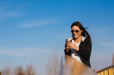 Cep telefonu kullanan kadın