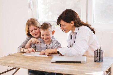 Doktor ve Kliniği'nde oynayan çocuklar