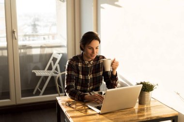 Ofis Masası çalışan kadın 