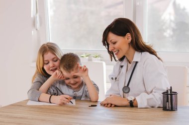 Doktor ve Kliniği'nde oynayan çocuklar