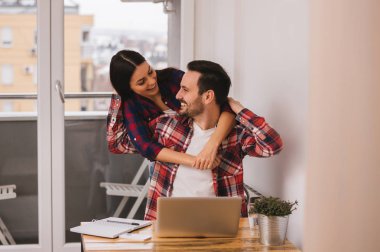 Dizüstü bilgisayar kullanan çift 