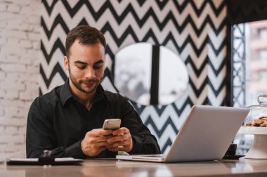 kafede oturan genç adam