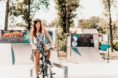 Bisiklet üzerinde oturan kadın 