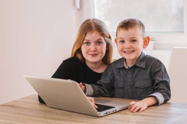 Bilgisayarda oynayan çocuklar