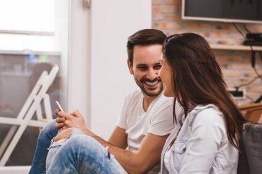 güzel çift telefon kullanma