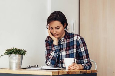 Kız evde ödev yapıyor. 