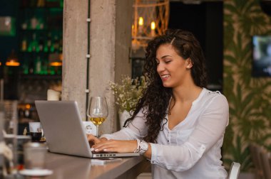 Dizüstü bilgisayarla çalışan kadın 