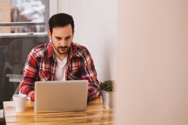 Dizüstü bilgisayarda çalışan adam 